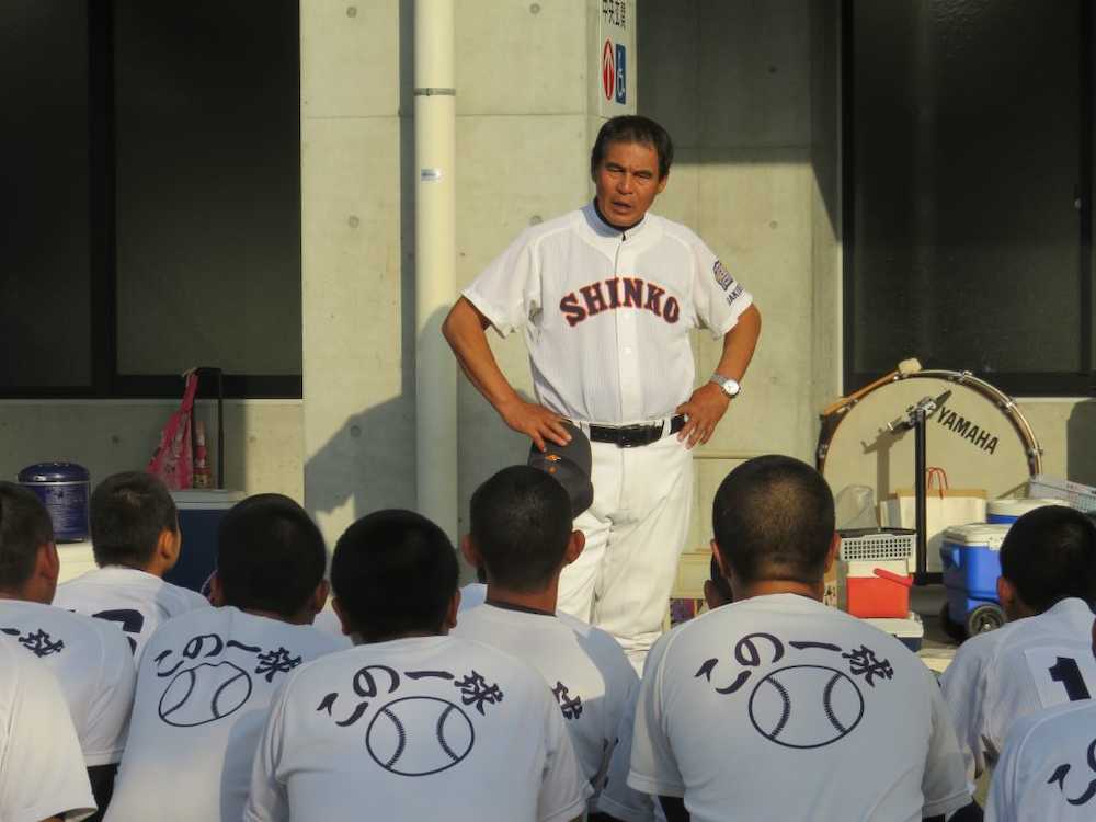 試合後のミーティングで選手に語りかける神港学園の北原光広監督