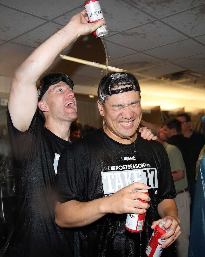 プレーオフ進出が決まり、Ｔ・フレージャー（左）にビールをかけられるヤンキース・田中