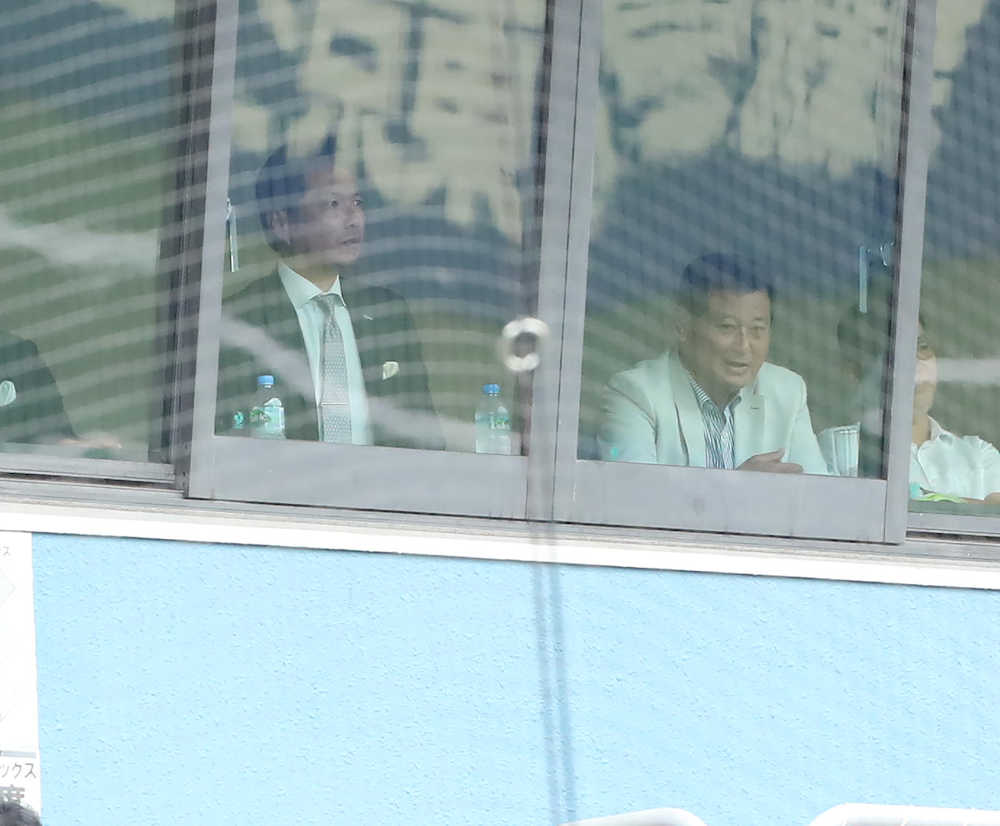 ＜ロ・日＞試合を観戦する元日本代表・小久保監督（左）と青学大・河原井監督