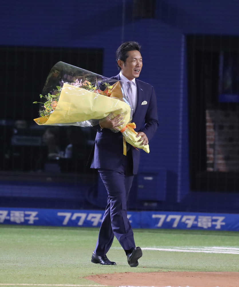 ＜ロ・日＞元日本代表・小久保監督が花束を手に登場