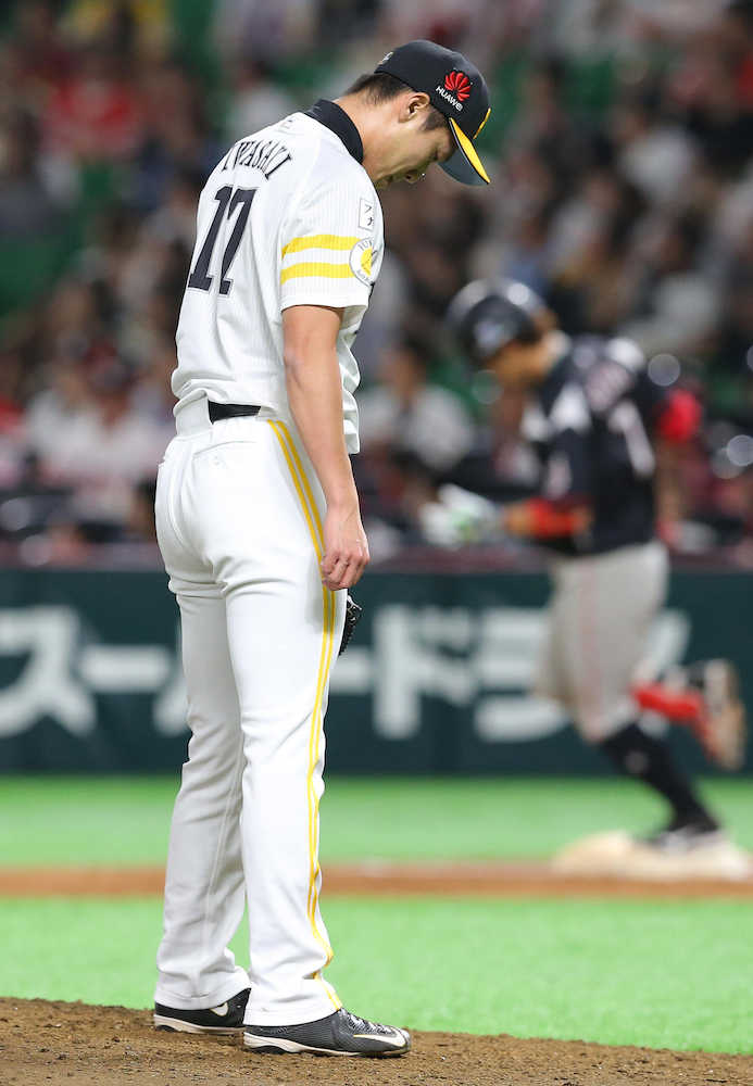 ＜ソ・ロ＞８回１死、鈴木に右越え本塁打を打たれガックリの岩崎