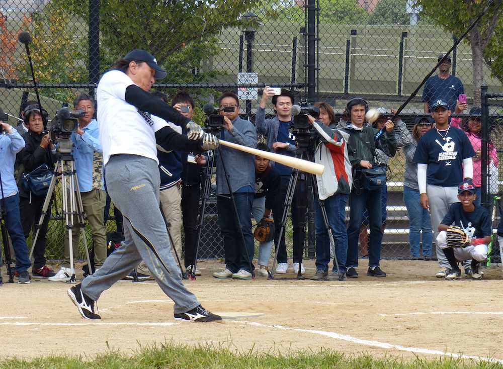 ニューヨーク市内で行われた野球教室でフリー打撃を実演し、豪快な柵越えを披露した松井秀喜氏