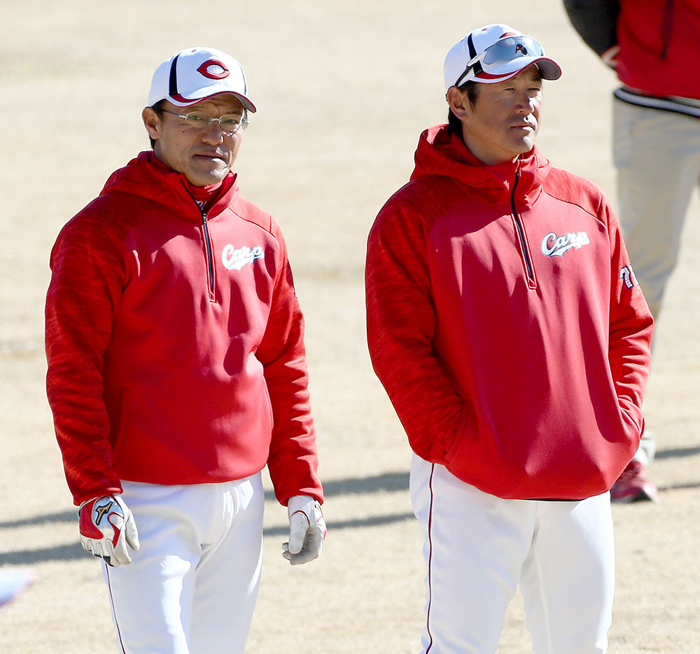 今季限りで退団する広島の河田雄祐外野守備走塁コーチ（左）と石井琢朗打撃コーチ