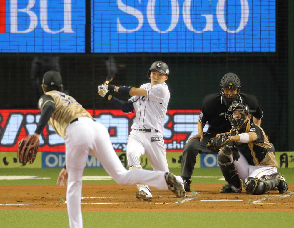 初回無死二塁、今季１０本目の三塁打を放つ西武・源田