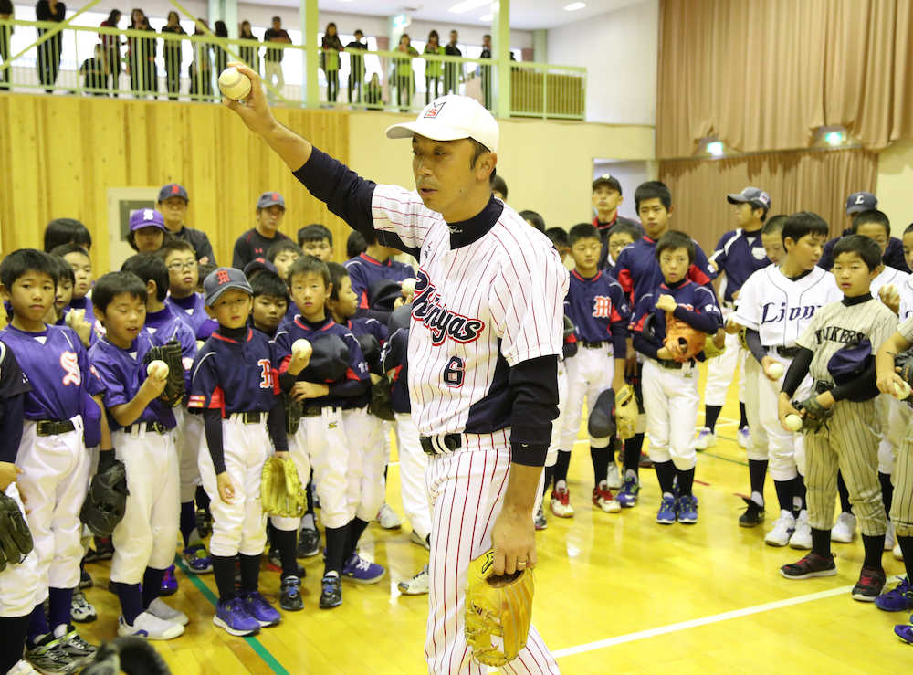 気仙沼での野球教室で小学生を指導する宮本氏