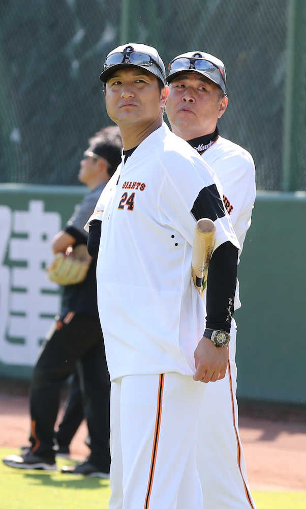 練習を見守る高橋監督（左）と村田ヘッドコーチ