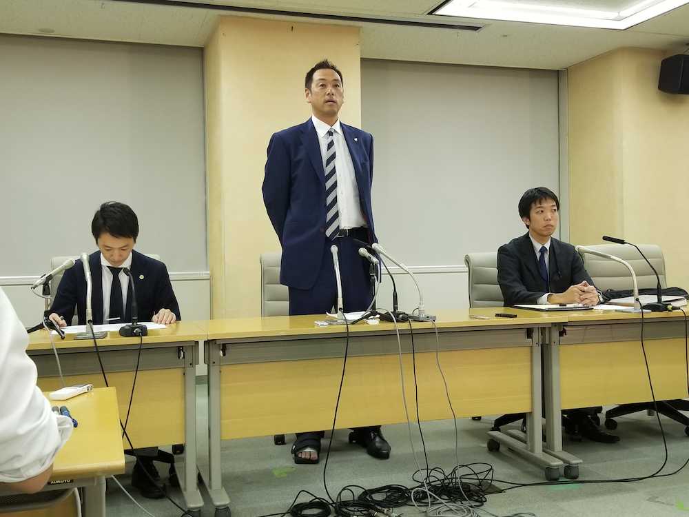 都庁で会見を行った日本プロ野球選手会の森忠仁事務局長（中央）