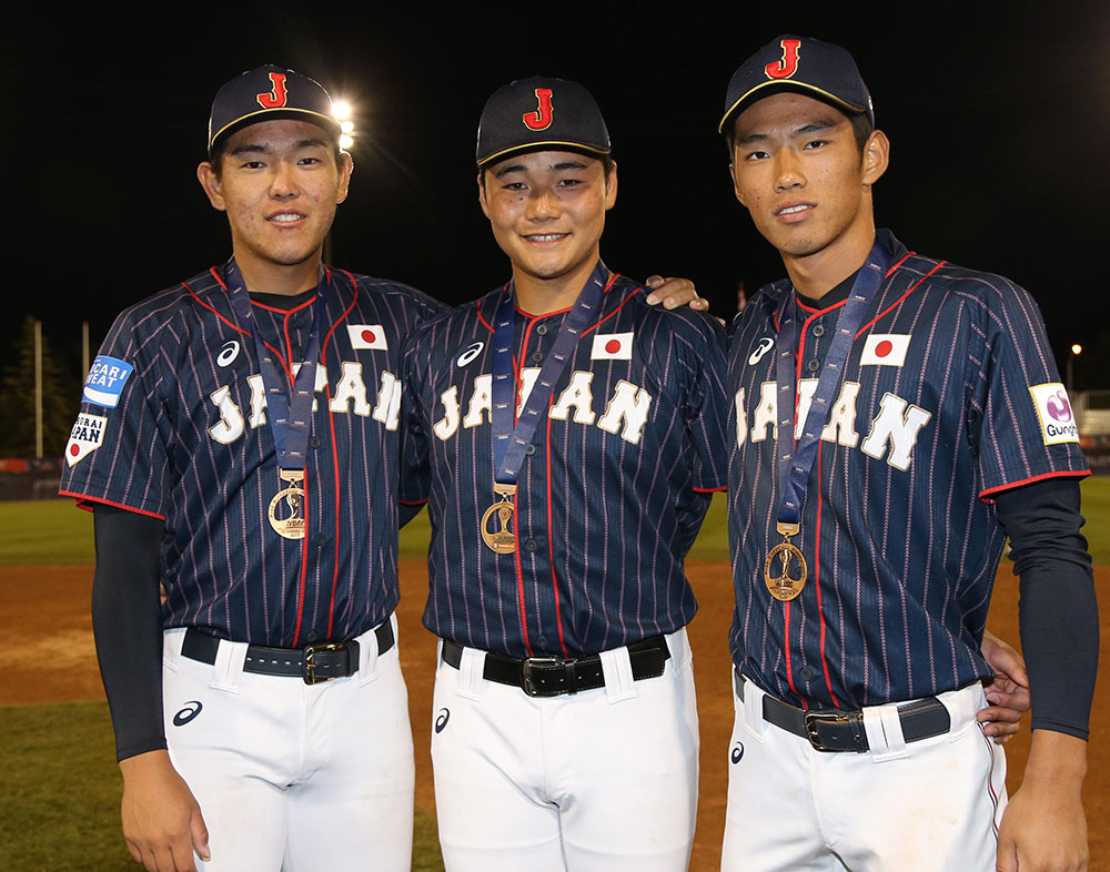 Ｕ−１８野球ワールドカップ閉会式後に記念撮影する（左から）安田尚憲、清宮、中村奨成