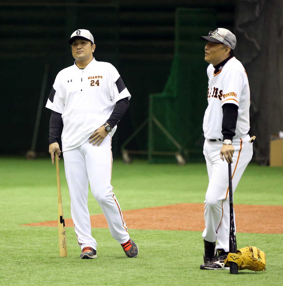 バットを手に話し合う高橋監督（左）と村田ヘッドコーチ