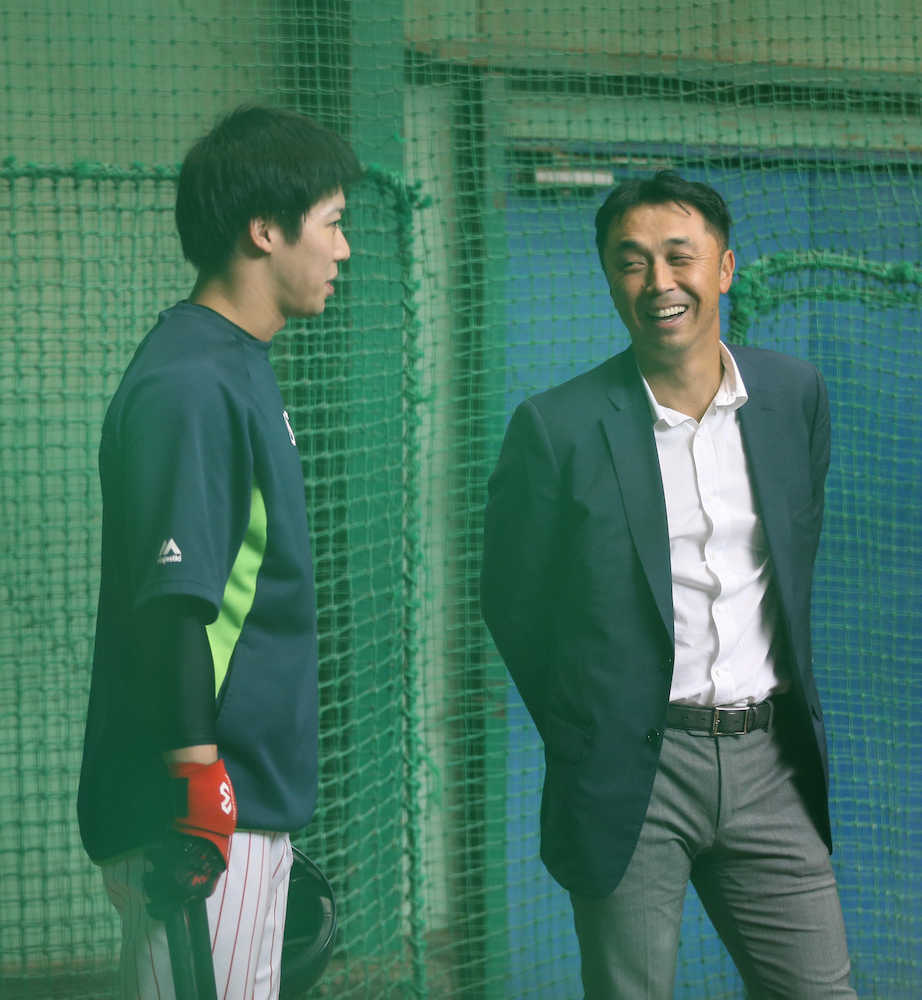 山田（左）と話す宮本ヘッドコーチ