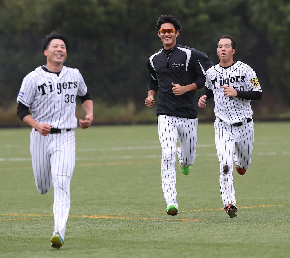 フェニックス・リーグが雨天中止となり、石崎（左）、青柳（右）と笑顔で走りこむ藤浪
