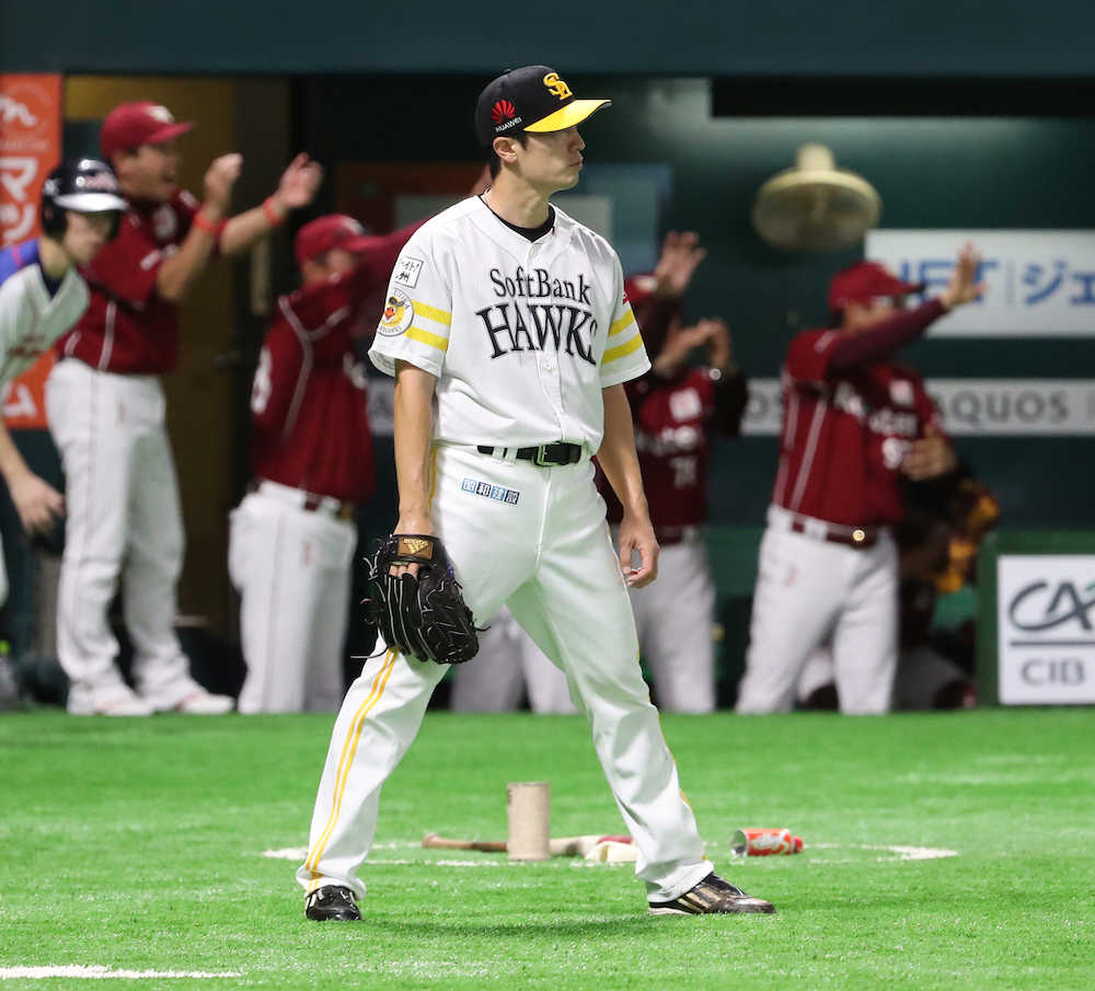 ＜ソ・楽＞２回２死一塁、藤田に適時二塁打を浴び肩を落とす和田