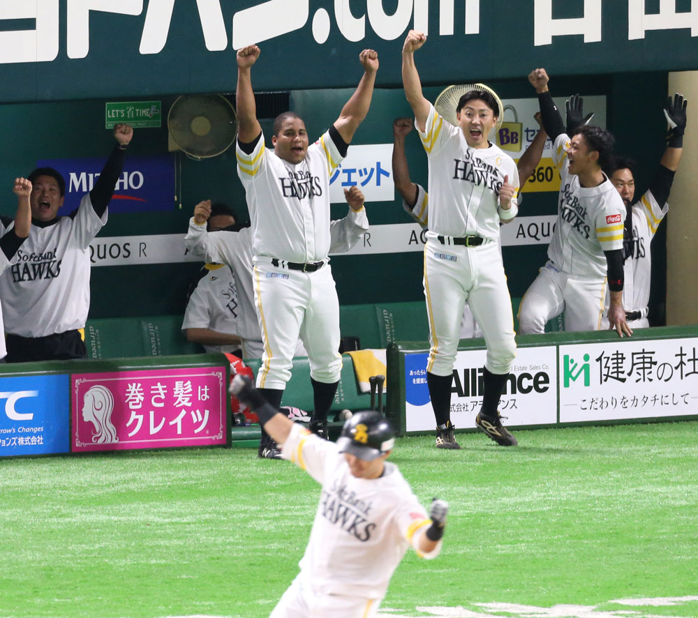 ６回無死、中村晃（手前）の勝ち越しソロ本塁打で盛り上がるソフトバンクベンチ