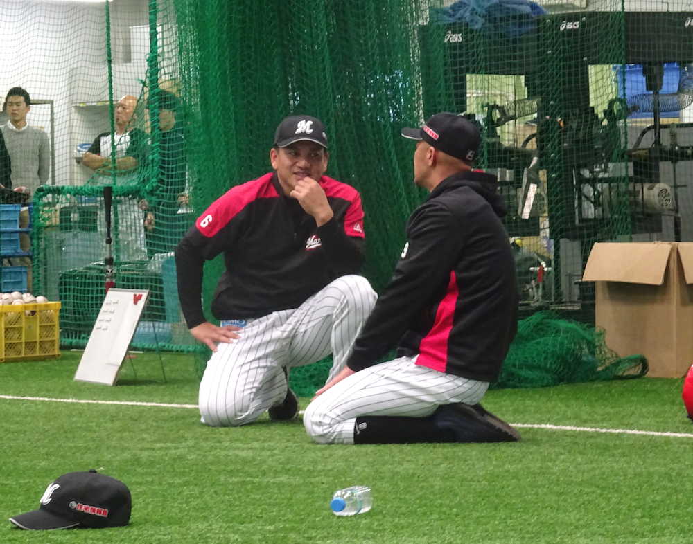 福浦選手兼任打撃コーチ（右）と話をするロッテ・井口監督（左）