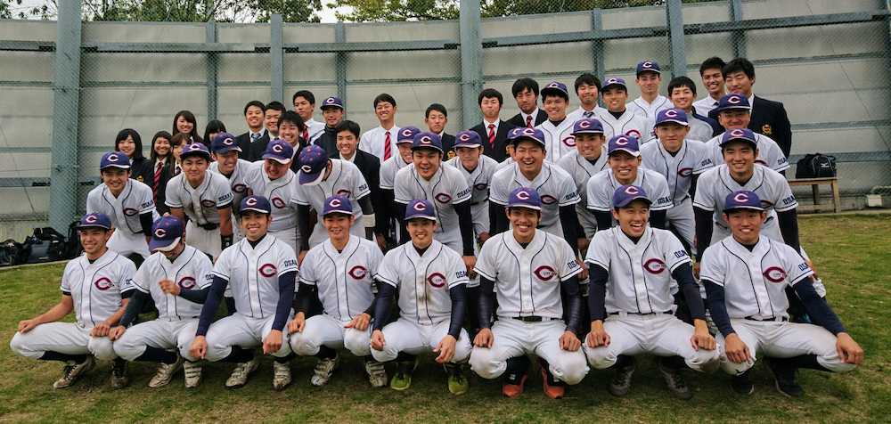優勝を決め、笑顔が並ぶ大阪市大野球部