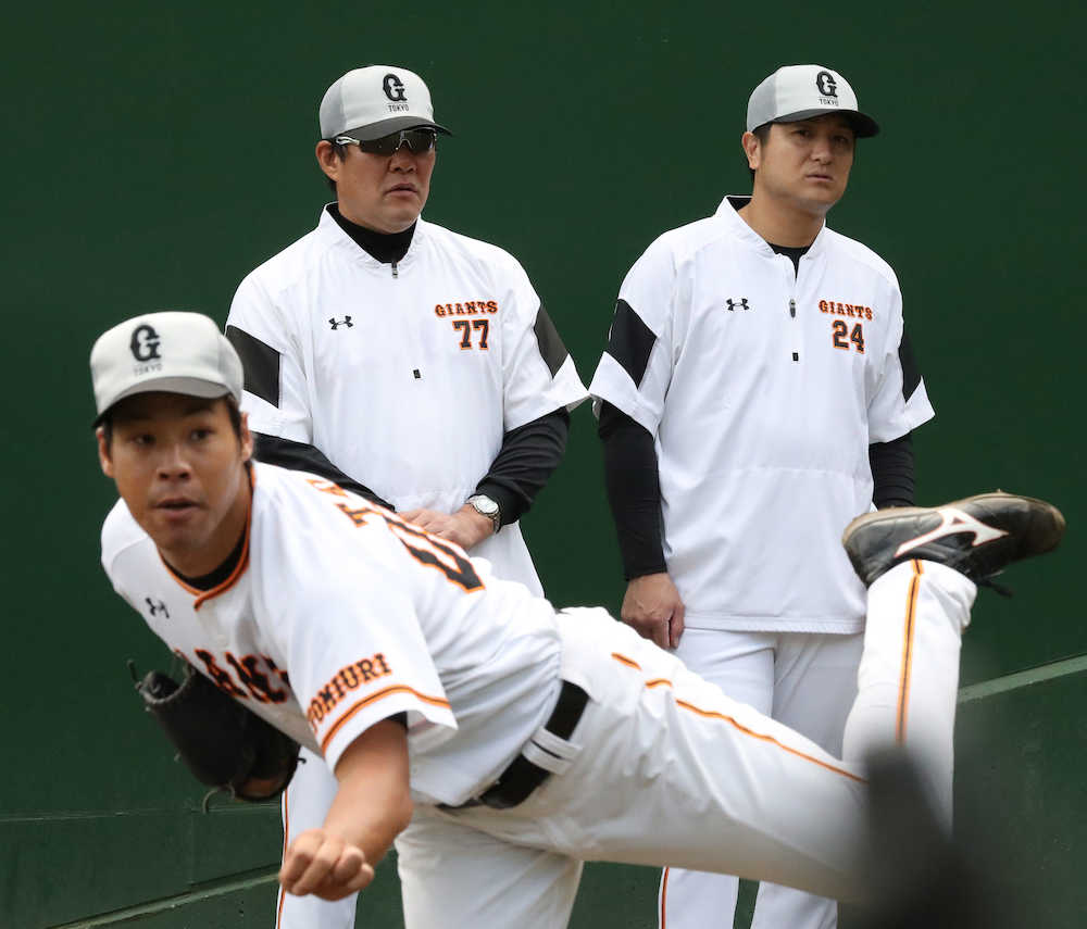 高木京（手前）の投球を見つめる高橋監督（右）と斎藤コーチ
