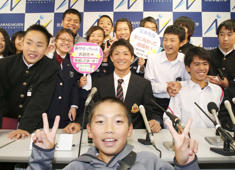 教育実習を受け持った生徒と記念写真の奈良学園大・宮本（中央）