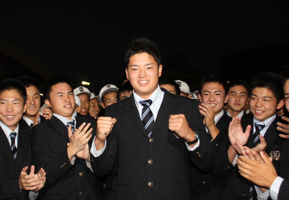 ヤクルトから１位指名された九州学院・村上はチームメートから拍手で祝福される