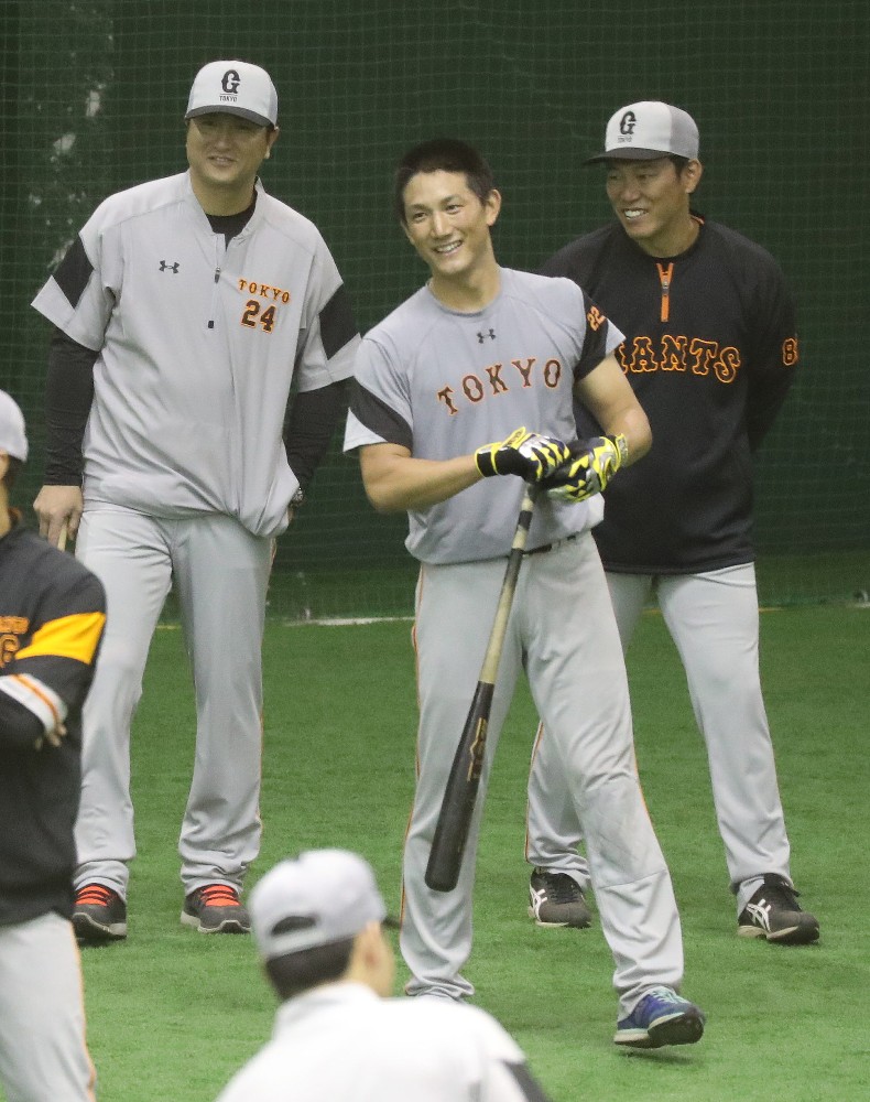 練習を終え、笑顔の（左から）高橋監督、小林、井端コーチ