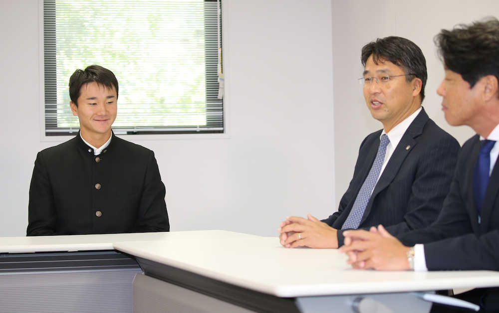 日本ハム・大渕スカウト部長（中央）、西スカウト（右）から指名あいさつを受ける東大・宮台