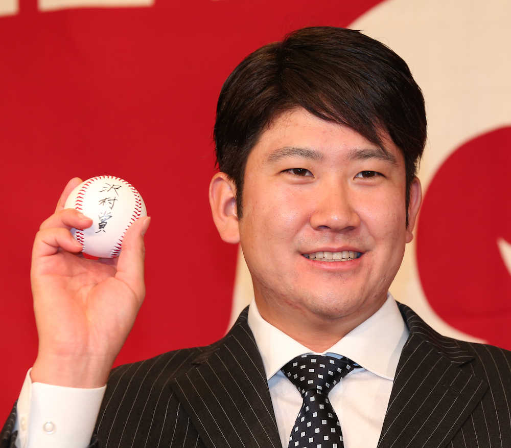 「沢村賞」と書かれたボールを手に笑顔の菅野