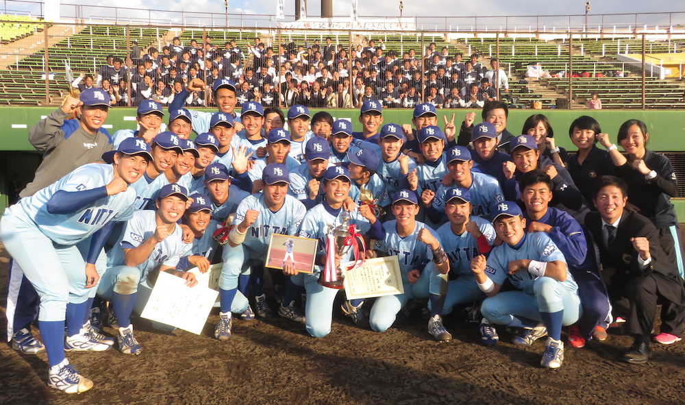 関東地区大学野球選手権で初優勝を飾り、笑顔の日体大ナイン