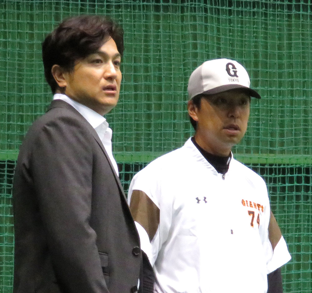 秋季練習で高橋監督（左）と話す巨人の小関竜也打撃コーチ