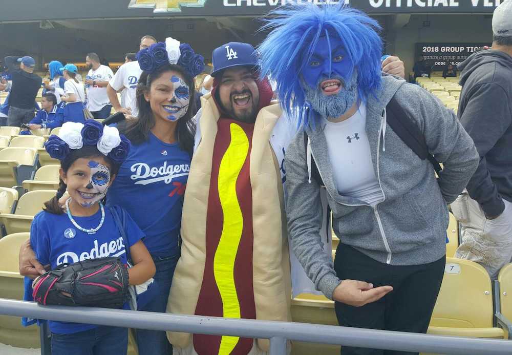 ドジャースタジアム名物のホットドッグなどに仮装して第７戦で熱い声援を送った地元ロサンゼルスのファン