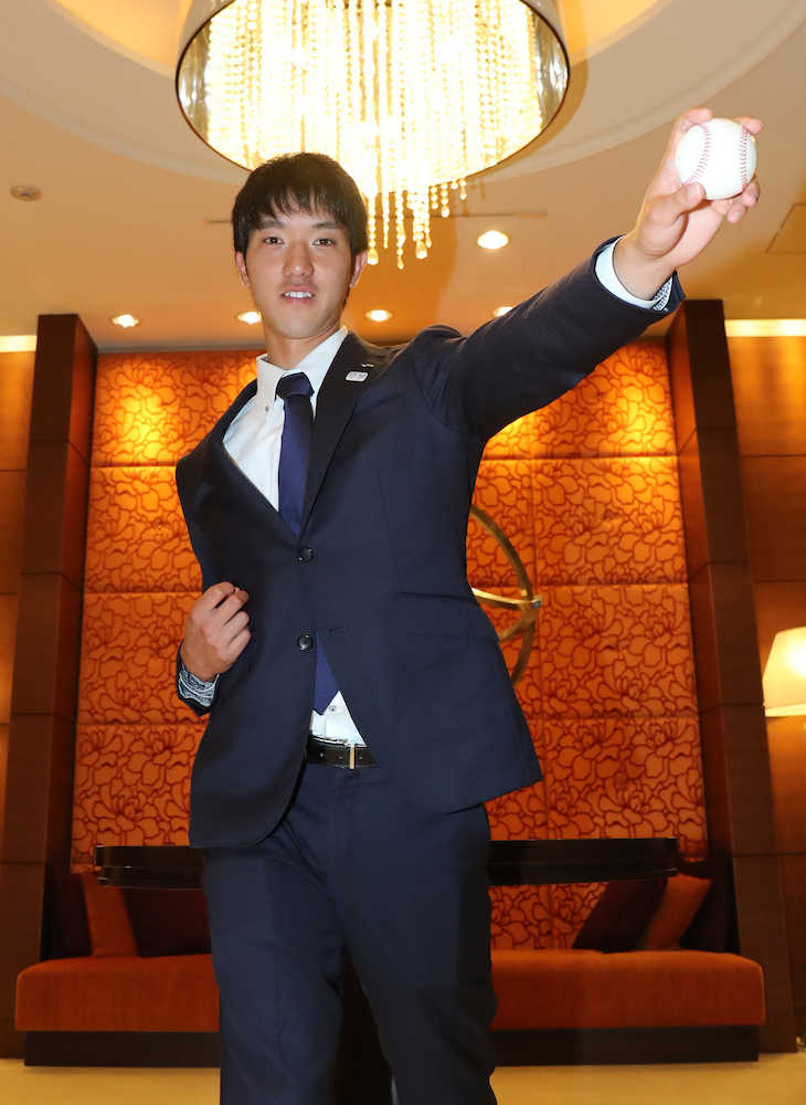 投球フォームを披露するオリックス・ドラフト１位のＪＲ東日本・田嶋