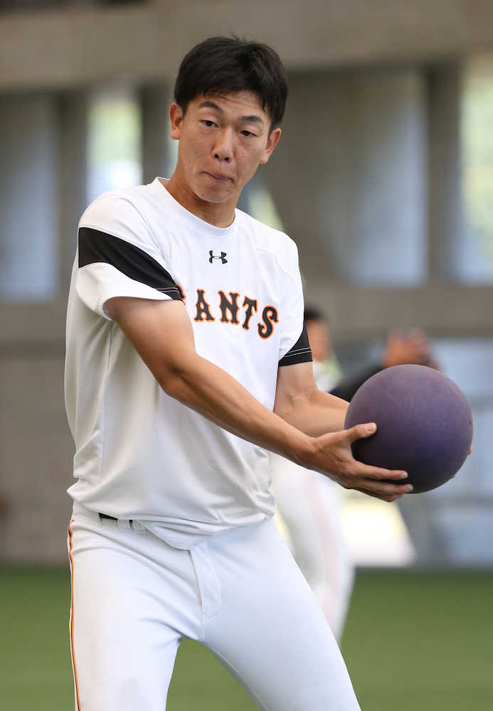 宮崎秋季キャンプで、ボールを使った体幹トレーニングをする巨人・畠