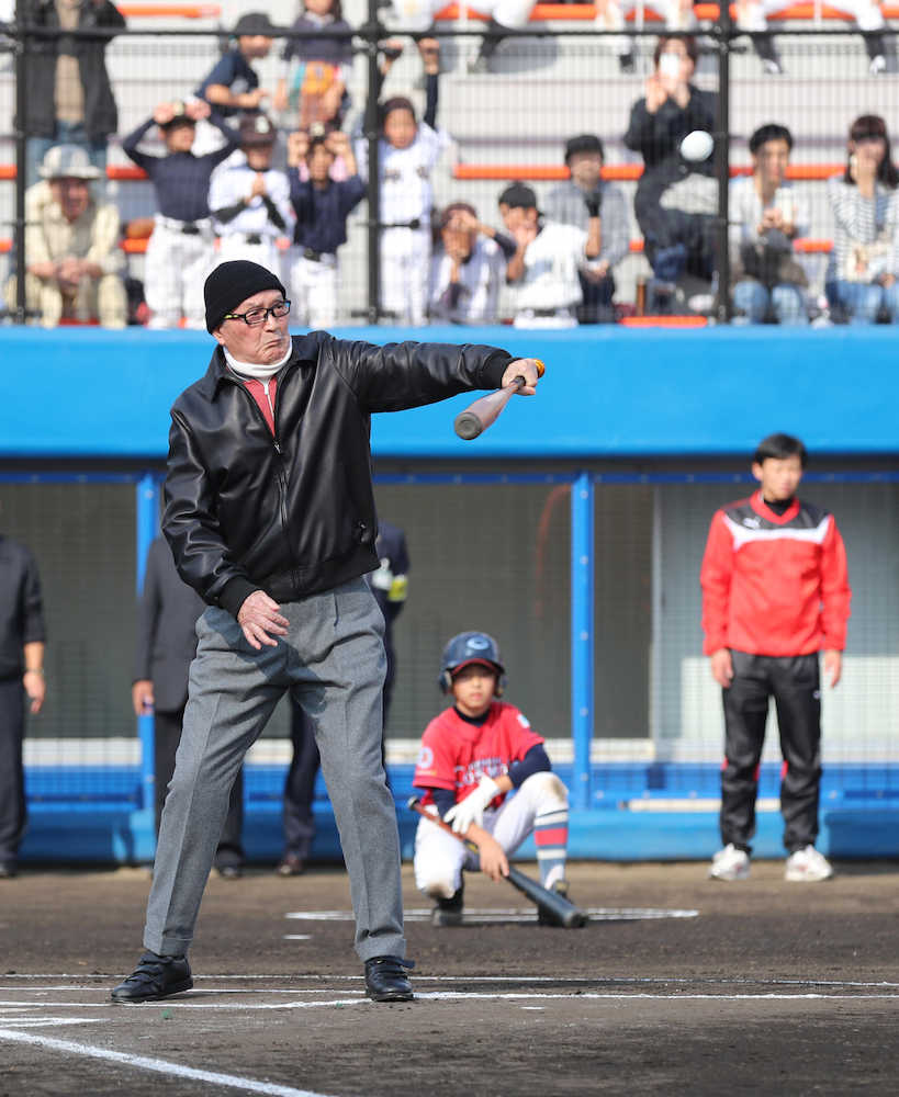 野球教室の始球式で２球目を見事に打ち返す長嶋氏