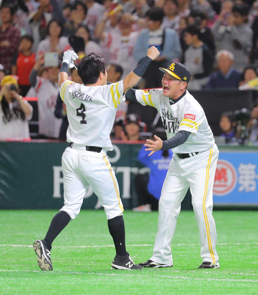 ＜ソ・Ｄ＞延長１１回、日本一を決めるサヨナラ打を放った川島（左）を出迎える工藤監督