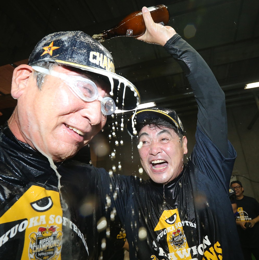 ＜ソ・Ｄ＞２年ぶり８度目の日本シリーズ優勝を果たし、工藤公康監督（右）にビールをかけられる佐藤義則投手コーチ