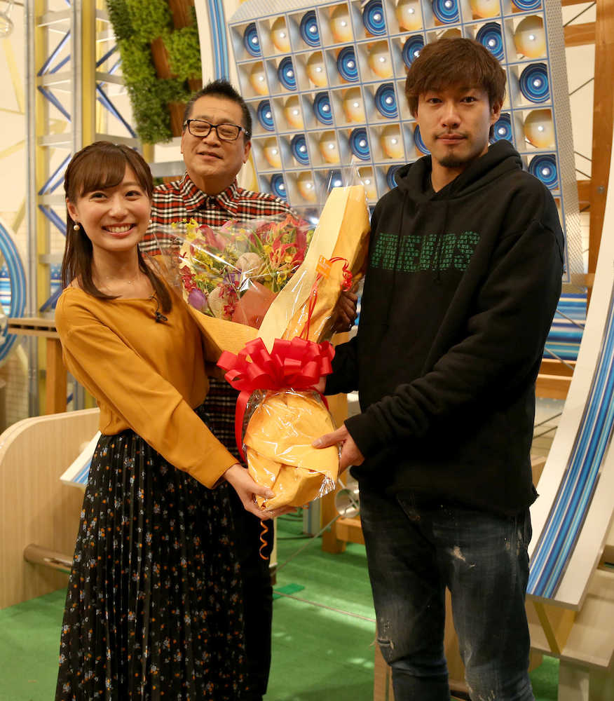 地元テレビ局の番組に出演し、石川愛アナウンサーから花束をもらう柳田（右、中央は若菜嘉晴氏）