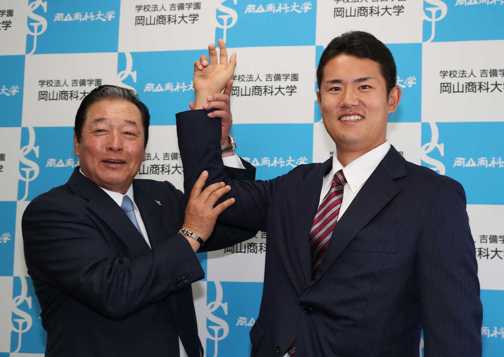 梨田監督（左）に右腕を掲げられ笑顔のドラフト１位の近藤