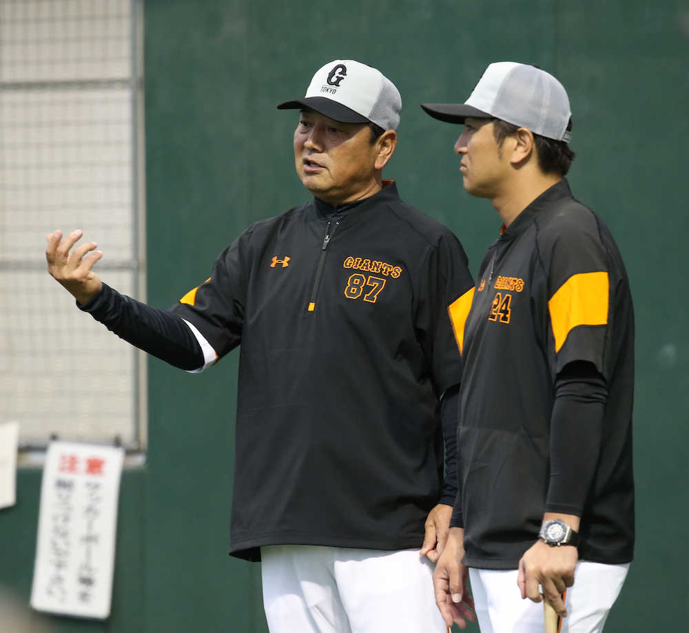 高橋監督（右）と練習前に話し込む吉村コーチ