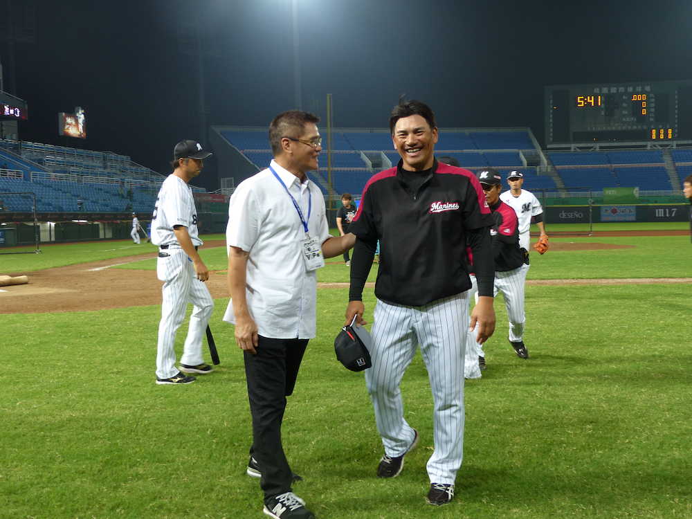 試合前、郭源治氏（左）から激励されるロッテ・井口監督