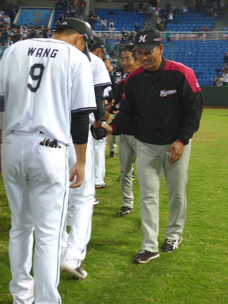 ＜台湾代表・ロッテ＞遠征３試合を終え、台湾代表チームと握手をするロッテ・井口監督（右）