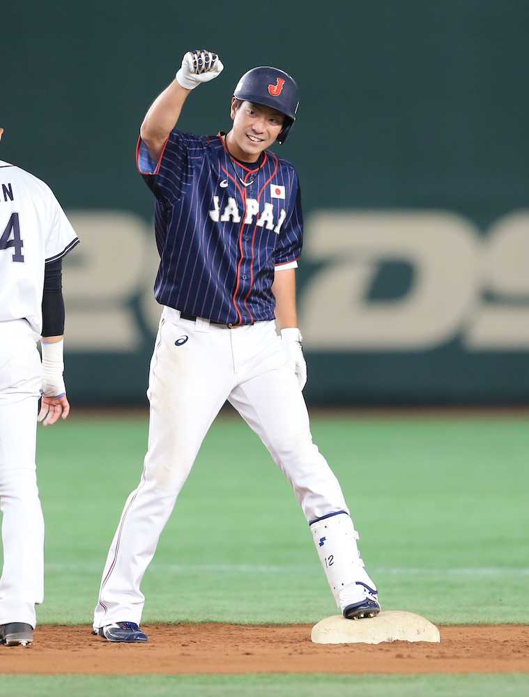 ＜台湾・日本＞７回１死満塁、松本が右線に２点適時二塁打を放ちベンチに向かってガッツポーズ
