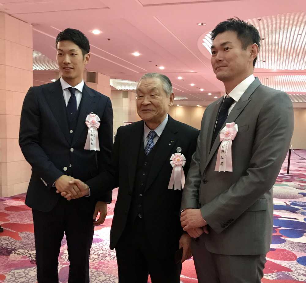 表彰式後、白井文吾オーナー（中央）から祝福された京田（左）と岩瀬