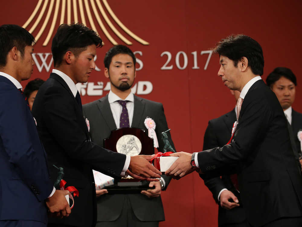 本紙制定の新人賞を受賞した（左から）広島・坂倉と日本ハム・森山は本社・甘利野球担当部長から記念品を受け取る