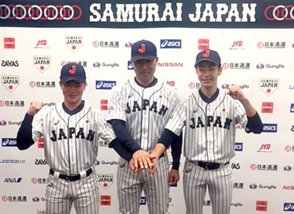 Ｕ―１５日本代表の清水監督（中央）と度会（右）、南雲の両選手