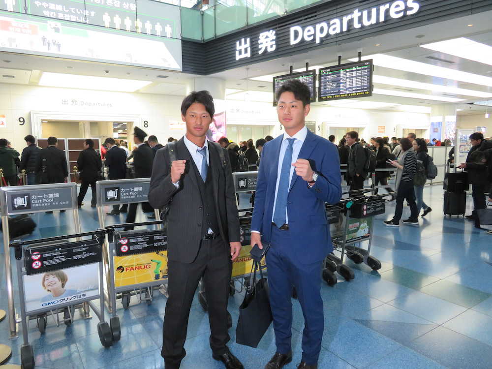 台湾でのウインターリーグに参加するために羽田空港から出発した巨人・吉川尚（左）と谷岡　　　