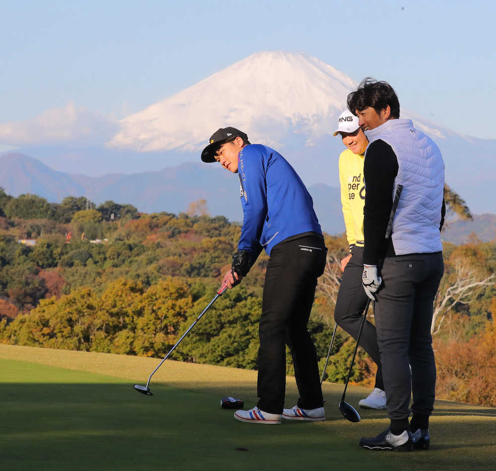 納会ゴルフに参加した（左から）坂本、菅野、高橋監督は富士山を背に練習