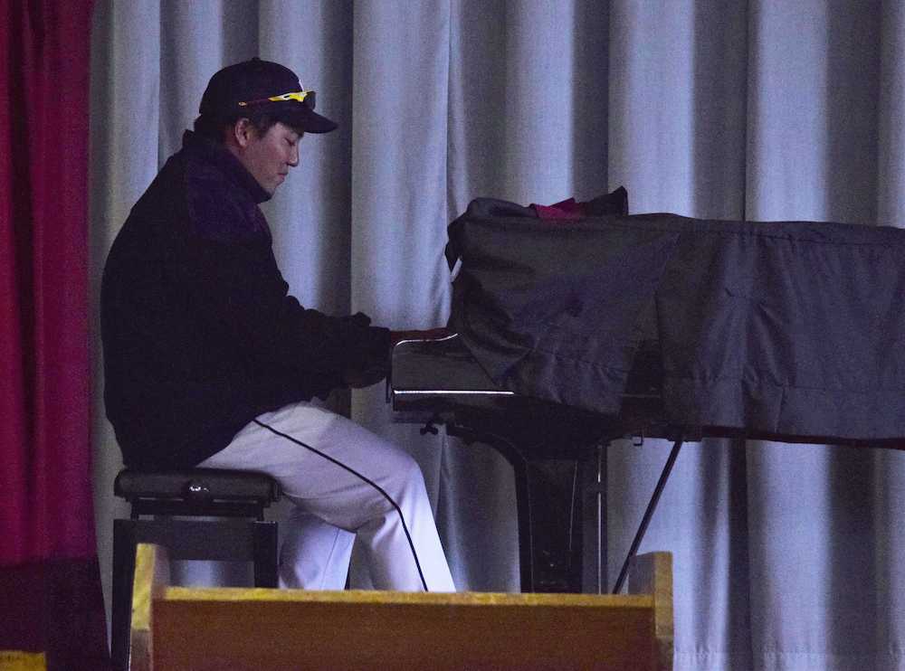 野球教室後、児童のリクエストに応えてピアノを披露する西武・山川
