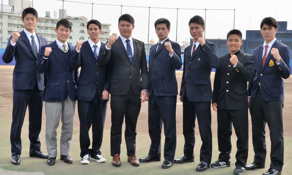 ドラフト１位・鈴木博（左から４人目）ら新人はナゴヤ球場などの施設を見学