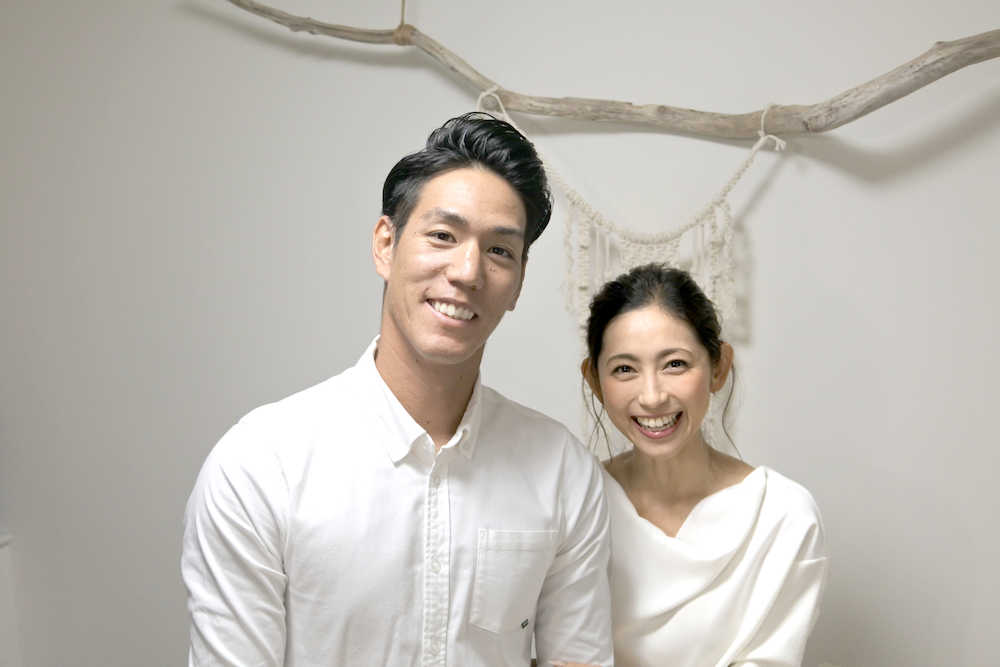 今夏に結婚していた荒波（左）と宮崎瑠依