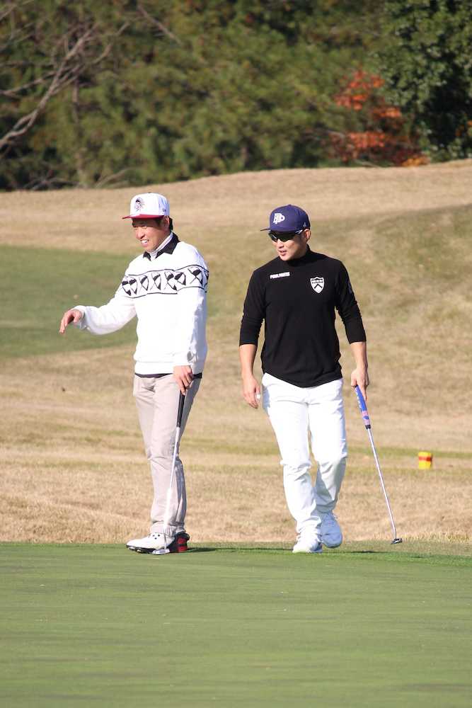 広島選手会のゴルフコンペで惜別ラウンドする梵（左は小野）