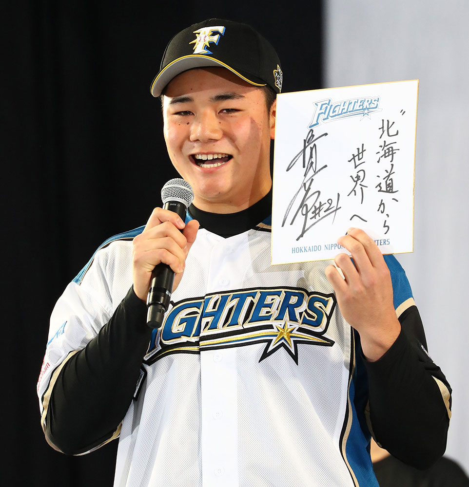 日本ハムファンフェスタで行われた新入団選手紹介で「北海道から世界へ」と色紙に記すドラフト１位の清宮幸太郎内野手