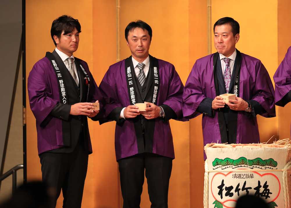 乾杯を待つ（左から）巨人・高橋由伸監督、ヤクルト・宮本慎也ヘッドコーチ、原辰徳氏